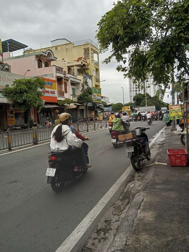 Chủ ngộp bán Mặt Tiền 68.6m2, chỉ 11.x tỷ, đường Hòa Bình, Tân Phú.