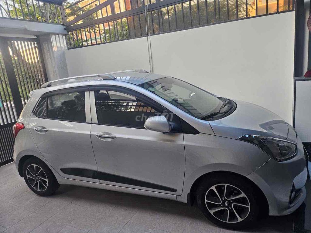 Hyundai i10 2017 Автоматический серебристый