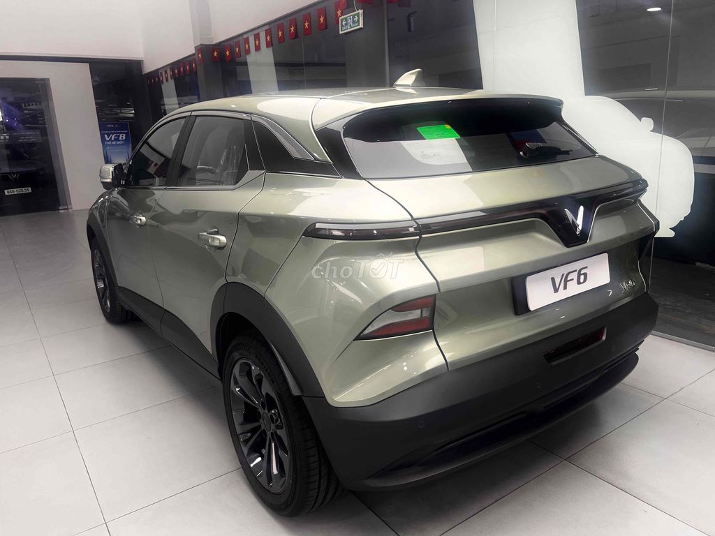 Серый электромобиль Vinfast VF6 Plus