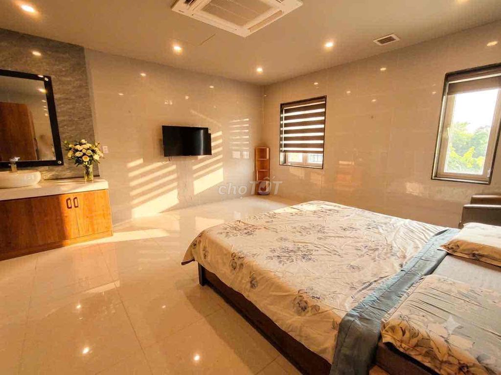 3-storey townhouse with a massage chair and shared pool — photo 9