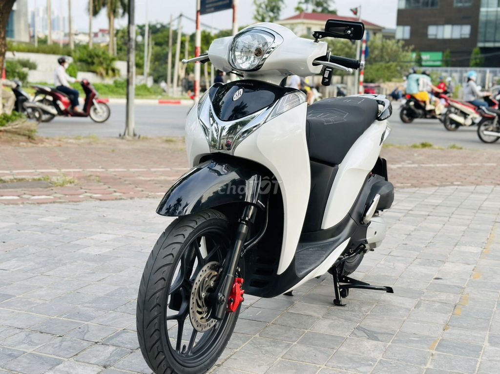Honda SH Mode бело-черный, родной мотор, красивый мопед