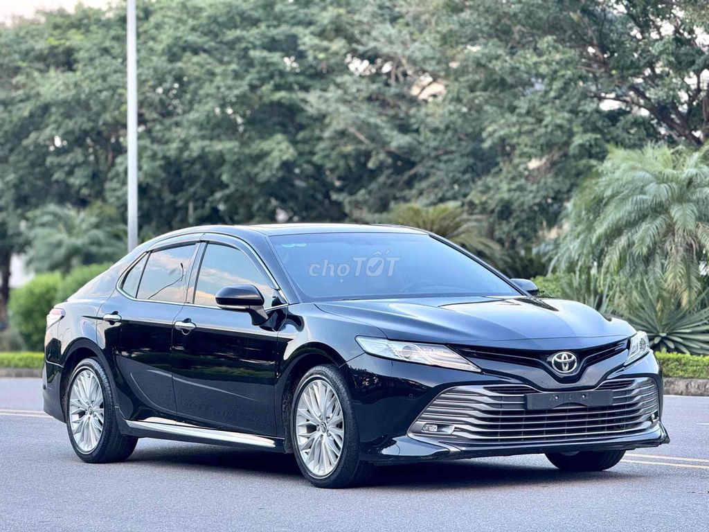 Toyota Camry 2019 2.5Q màu đen nhập khẩu