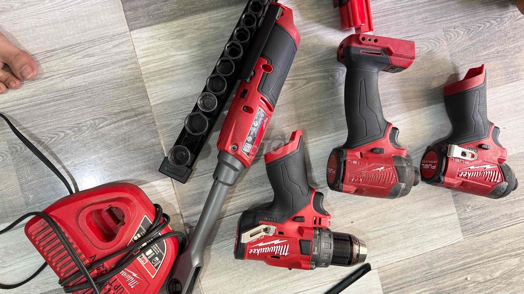 Bulong xuyên tâm Milwaukee M12 Đỏ, Đen trưng bày. Mua bán Đồ chuyên dụng, Giống nuôi trồng tại Huyện Xuân Lộc Đồng Nai được đăng bởi Thanh hình 1