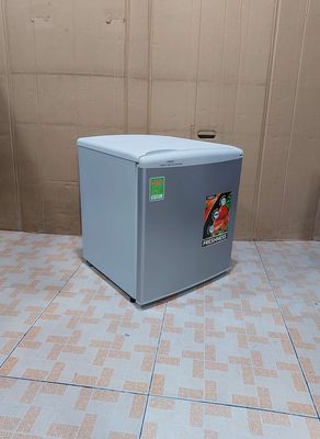 Tủ lạnh Aqua F805A6 nhỏ gọn 1 cửa, làm lạnh nhanh.