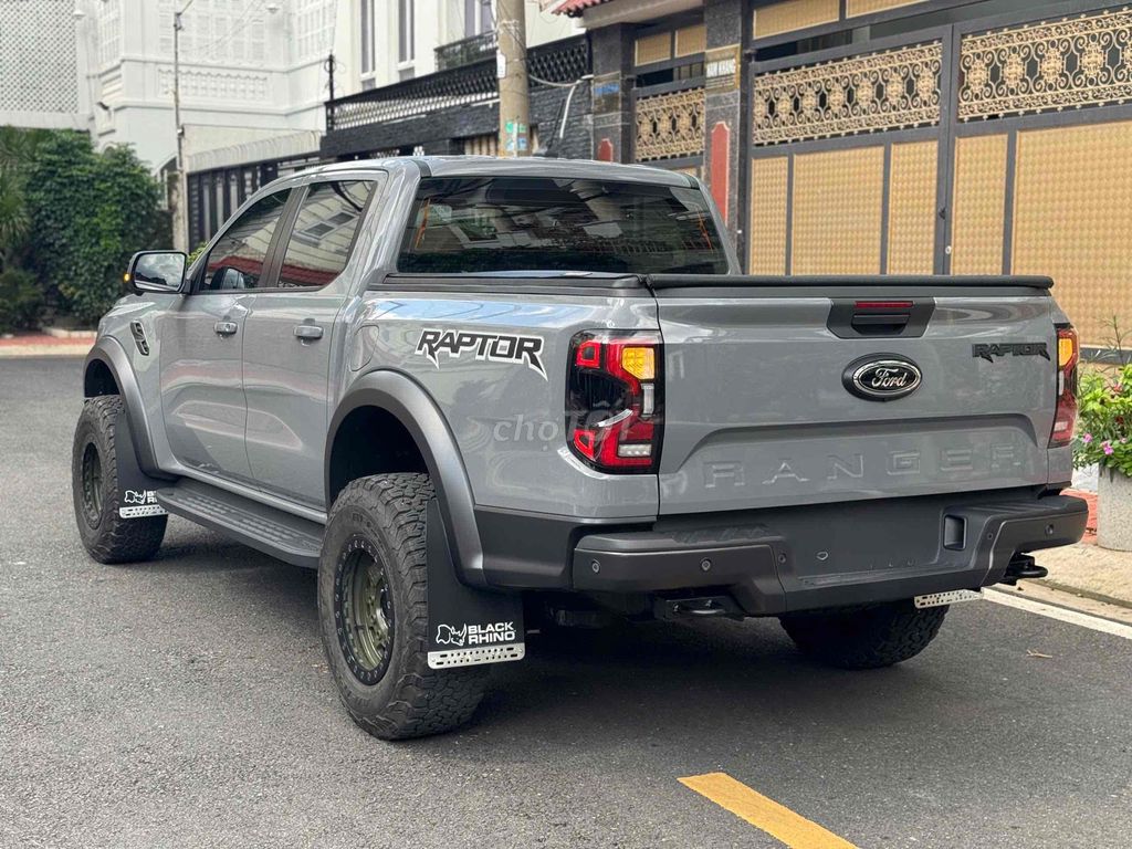 Ford Raptor 2024 тюнинг красивый автомобиль продается в дилерском центре Ford