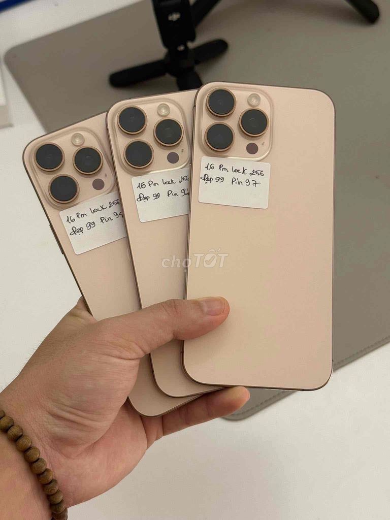 Apple iPhone 16 Pro Max Lock 256GB Vàng Đã sử dụng. Mua bán Điện thoại tại Quận Ninh Kiều Cần Thơ được đăng bởi Quách Thanh Di hình 1