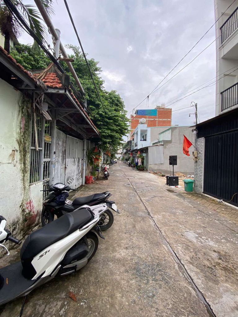 Дом 2 переулка за фасадом Nguyễn Thị Đặng. 5м x 15м. Бетон 4 этажа