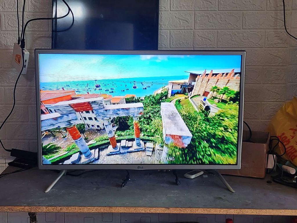Tivi LG 32 inch Wi-Fi. Mua bán Tivi, Âm thanh tại Thành phố Cà Mau Cà Mau được đăng bởi Duy Nguyễn hình 1