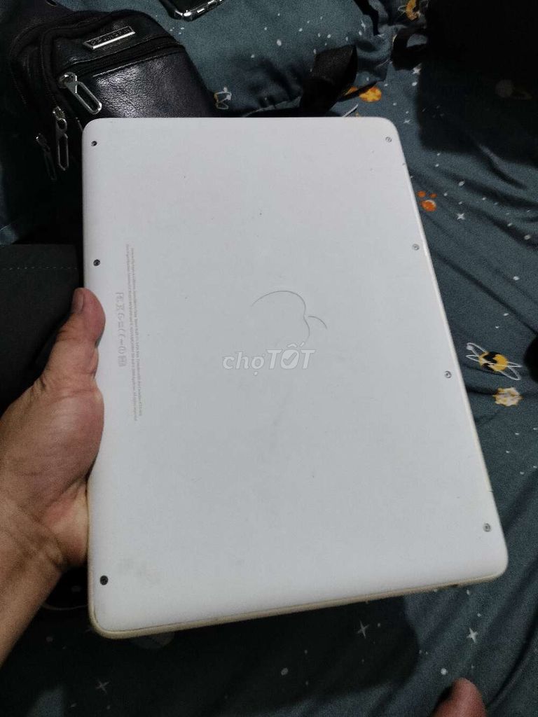 Apple Macbook 2010 máy màu trắng . Mua bán Laptop tại Quận Bình Tân Tp Hồ Chí Minh được đăng bởi Trần Khang  hình 1