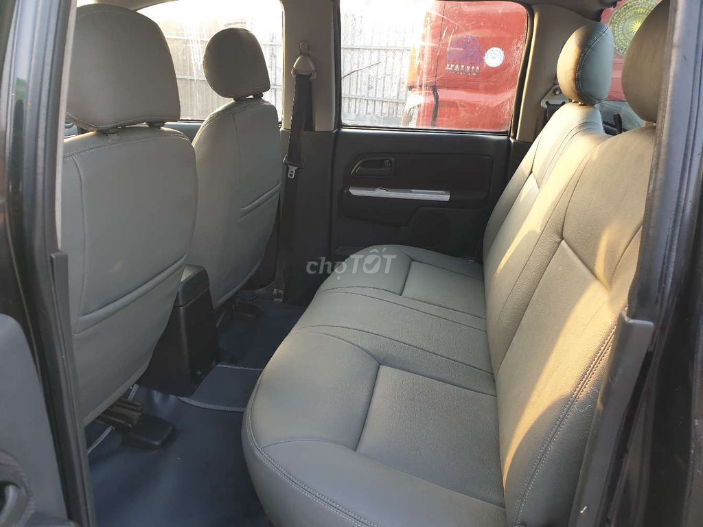 Isuzu D-Max черный 5-местный