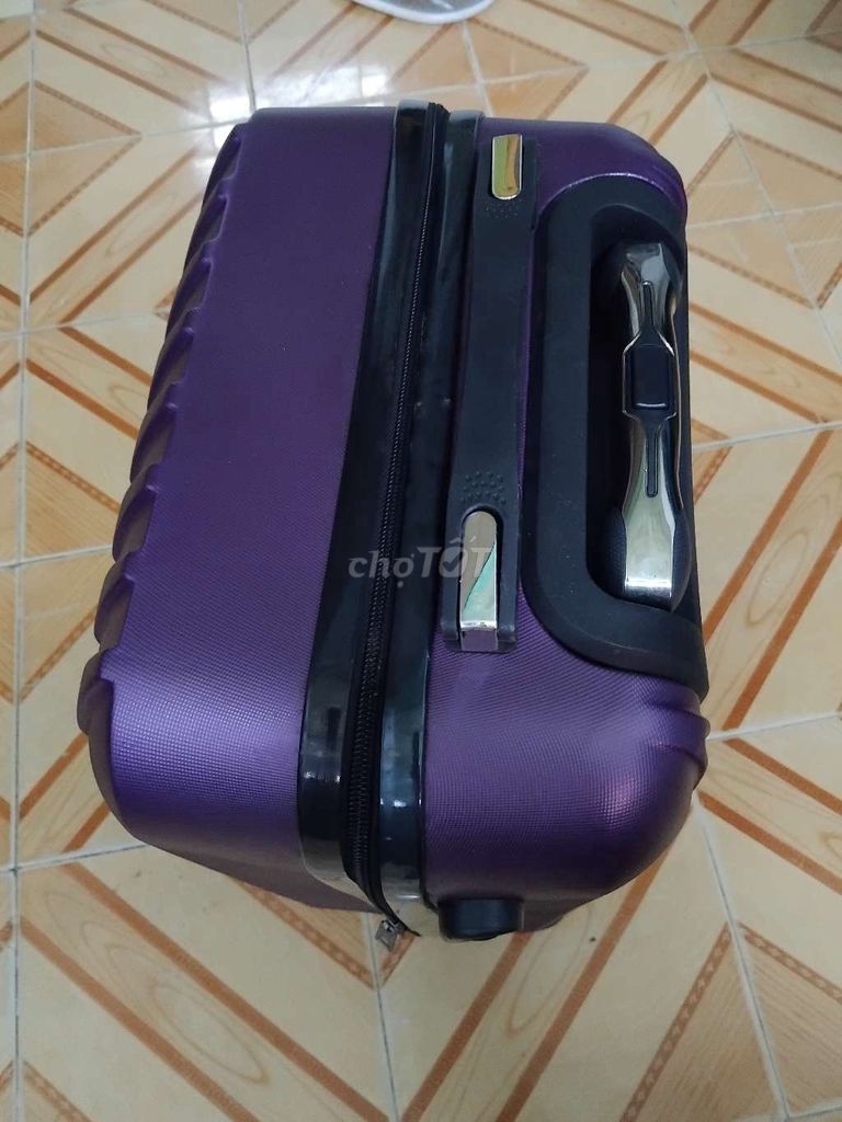Vali kéo nhựa Tím 24 đã sử dụng - Giá 80k. Mua bán Túi xách tại Quận Tân Bình Tp Hồ Chí Minh được đăng bởi Chi Bùi hình 1