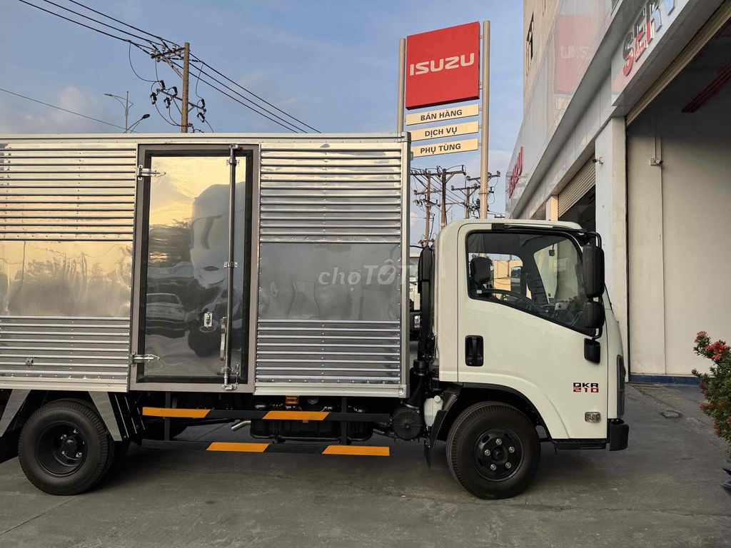 Xe tải Isuzu QKR210 thùng kín 2024 dài 4m4