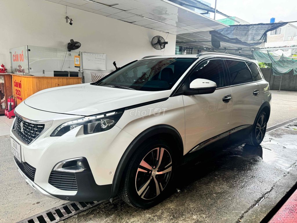 Peugeot 5008 2018 1.6L màu trắng, xe còn rất đẹp