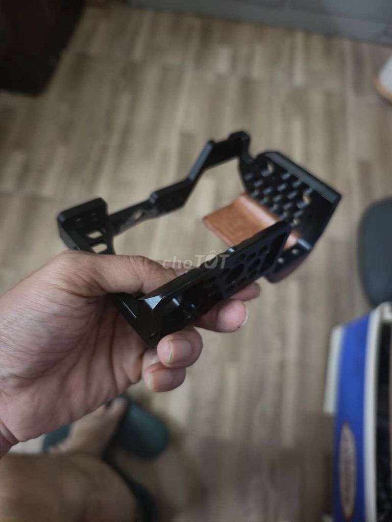 Báng cầm máy ảnh Sony A6000. Mua bán Phụ kiện (Màn hình, Chuột...) tại Thành phố Phủ Lý Hà Nam được đăng bởi hoàng anh hình 1