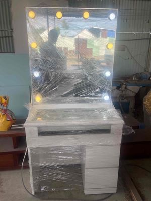 Bàn trang điểm có đèn led. Mua bán Nội thất, đồ gia dụng khác tại Huyện Long Thành Đồng Nai được đăng bởi le trong canh