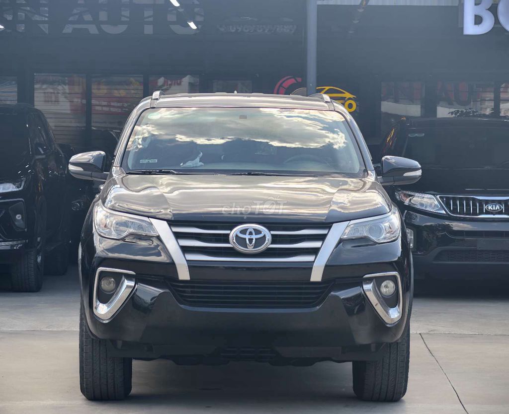 ЧЕРНАЯ МАСЛЯНАЯ МАШИНА С МЕХАНИЧЕСКОЙ КОРОБКОЙ ПЕРЕДАЧ TOYOTA FORTUNER 2017