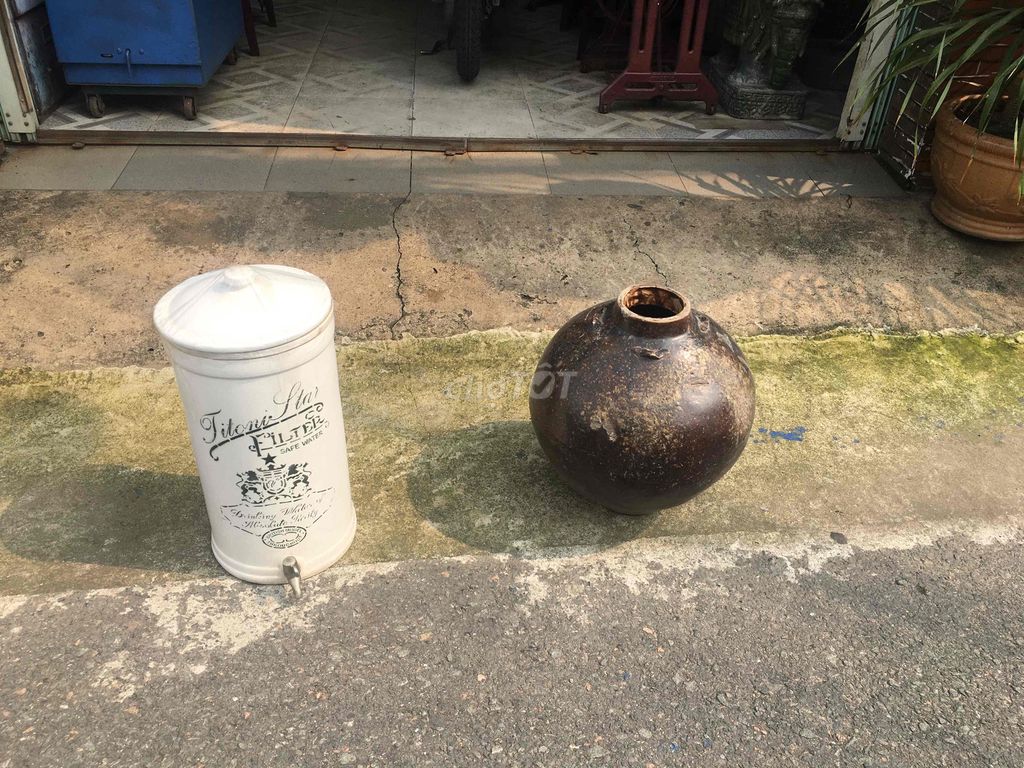 lu xưa và bình gốm đựng nước