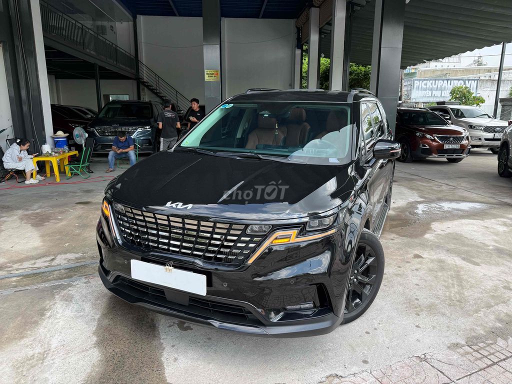 Kia Carnival Signature 2024 Черная с тюнингом