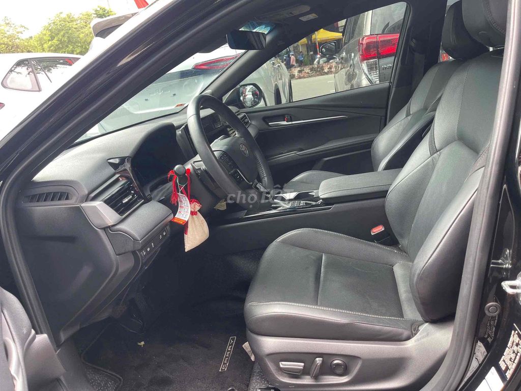 Toyota Camry 2.5HEV-MiD 2025 черный, пробег 36 000 км