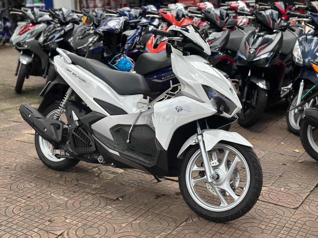 Air Blade trắng, tay ga. Mua bán Xe máy tại Thành phố Pleiku Gia Lai được đăng bởi Xe Máy Nguyễn Vũ Gialai hình 2