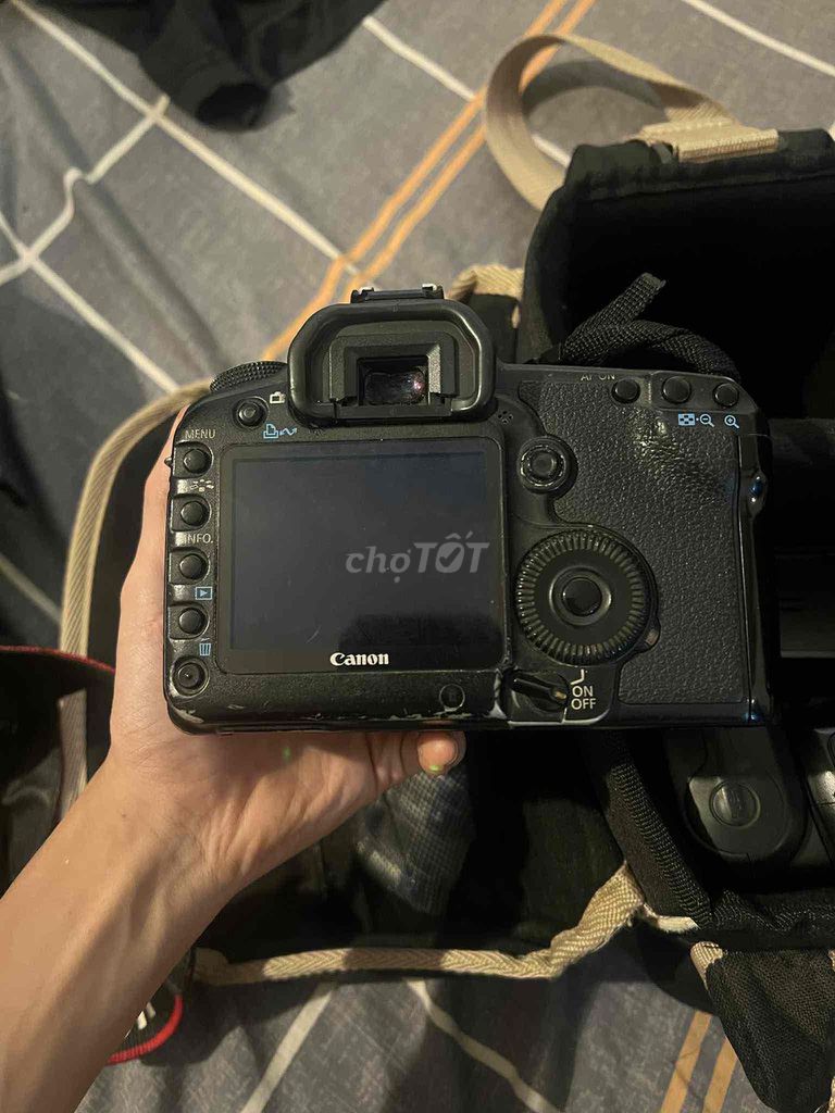 Máy ảnh Canon 5D Mark II Đen. Mua bán Máy ảnh, Máy quay tại Quận Nam Từ Liêm Hà Nội được đăng bởi Lê Quốc Khánh hình 1