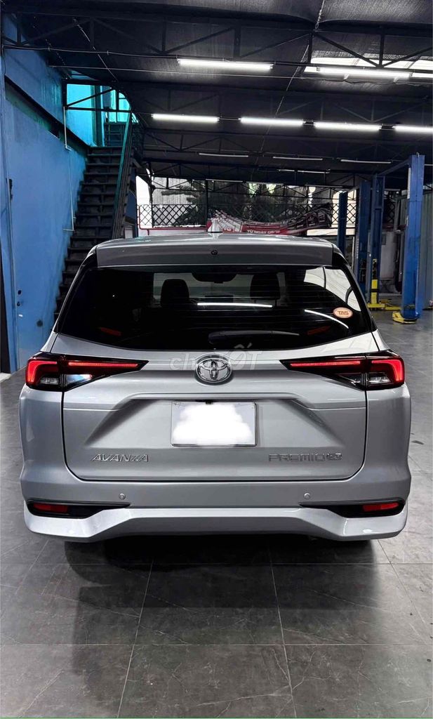Toyota Avanza Premio 2022 Автомат Серебристый