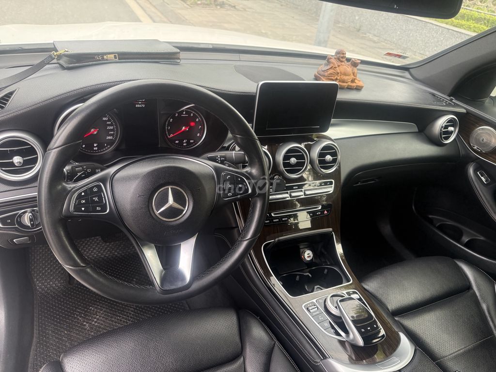 Mercedes-Benz GLC 200 2018 Белый 80 тыс. км