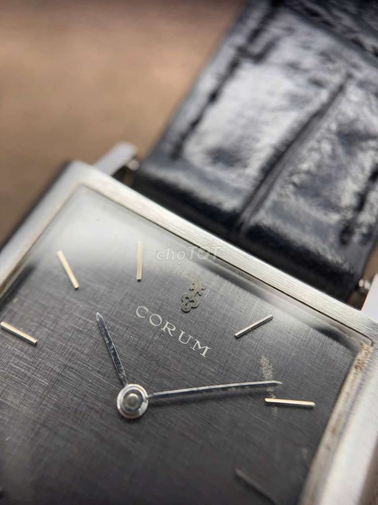 Đồng hồ Corum tank vuông cổ điển máy lên dây .