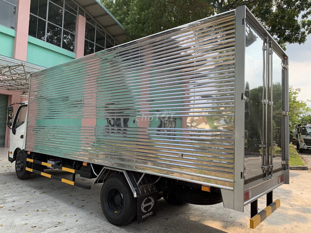 Hino XZU 730 Thùng Kín Trọng Tải 5 Tấn. Mua bán Xe tải, xe ben tại Thành phố Thuận An Bình Dương được đăng bởi Hino 3s Bình Dương hình 2