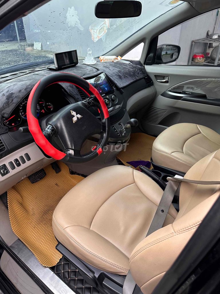 Mitsubishi Grandis 2005 черный автомат 7 мест