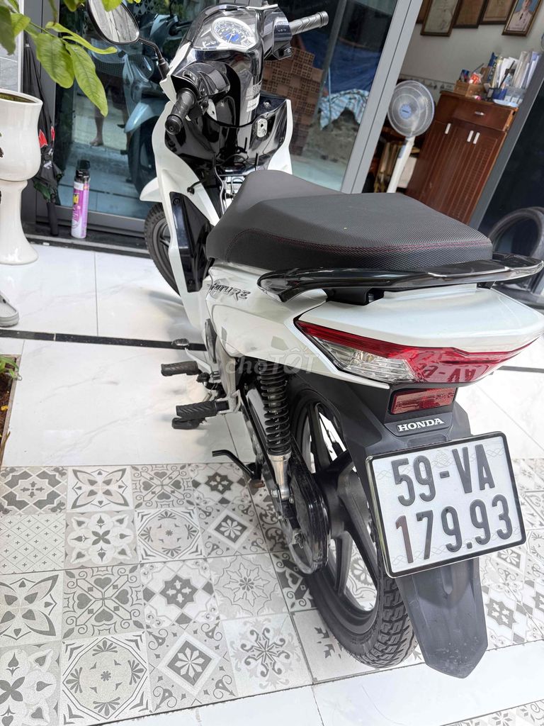 Honda Future 125 куб. см 2024, белый/черный, 5900 км