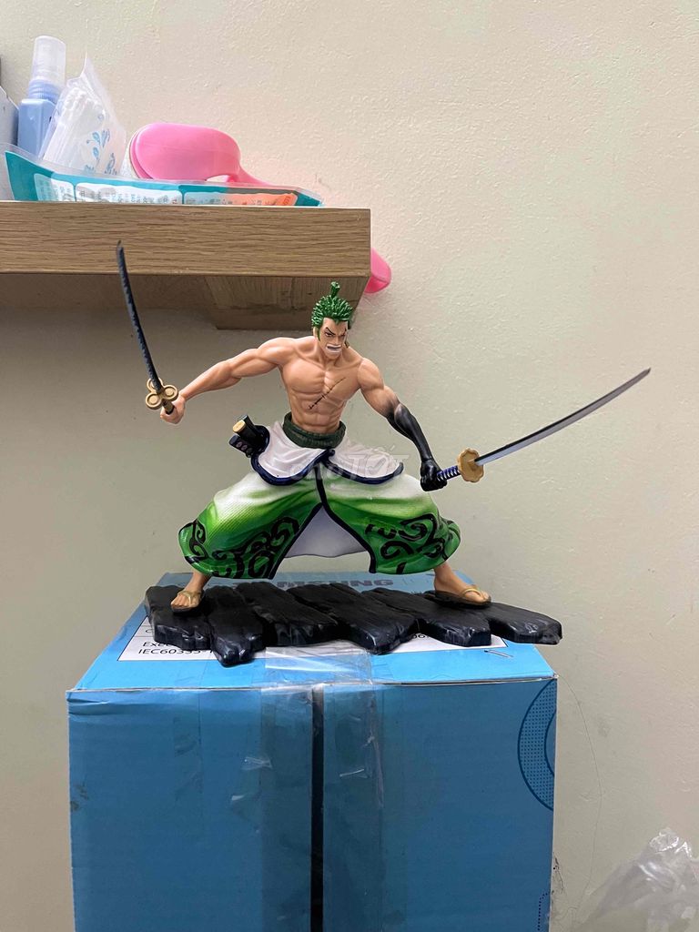 Mô hình Zoro cao khoảng 17cm