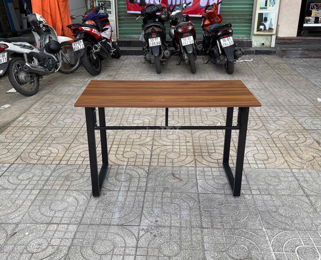 Bàn làm việc chân sắt Nâu 1m2 x 60cm cũ. Mua bán Đồ dùng văn phòng tại Thành phố Thủ Đức Tp Hồ Chí Minh được đăng bởi Trần Quốc Thái hình 1