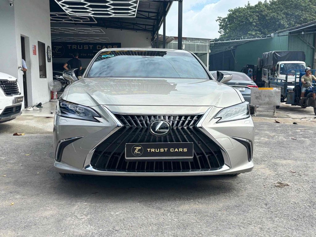 Lexus ES250 - 28000 km. Mua bán Ô tô tại Quận 8 Tp Hồ Chí Minh được đăng bởi Cửa hàng ô tô cũ TRUST CARS hình 1