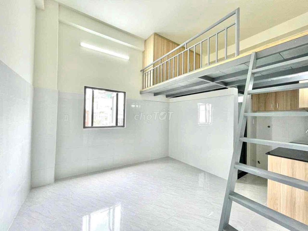 Duplex Cửa Sổ Gác Cao