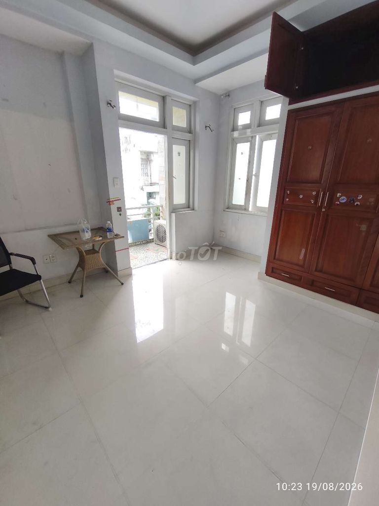 phòng lâu 2 ban công máy lạnh, sát đại học văn lang,gần phạm văn đồng 