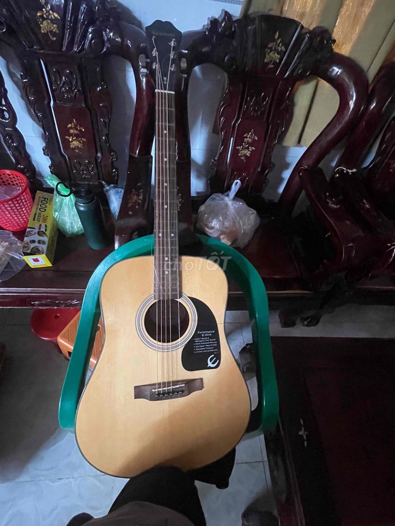 cần bán đàn guitar