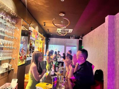 TUYỂN NỮ PHỤC VỤ QUÁN BAR Q1. Việc làm tại Quận 1 Tp Hồ Chí Minh được đăng bởi CÔNG TY TNHHH DỊCH VỤ MH hình 1