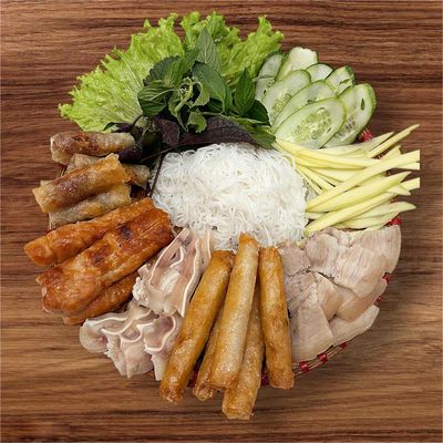 Nữ bán đồ ăn qua App Food 10h - 21h
