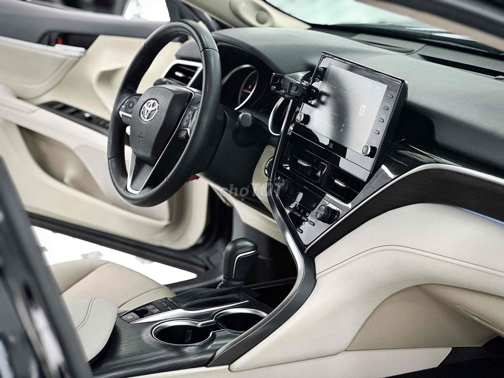Toyota Camry 2.5 Hybrid 2024 Черный 20000 км