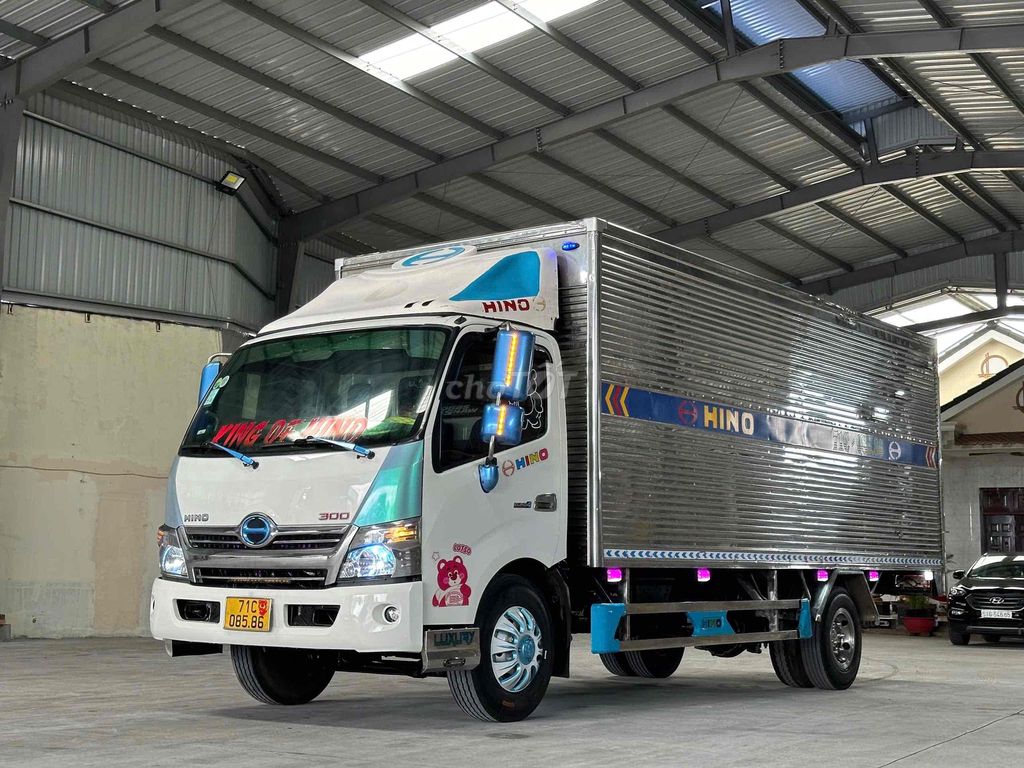 bán hino 300 xzu 730L tải 4T8 thùng 5m6 đời 2019