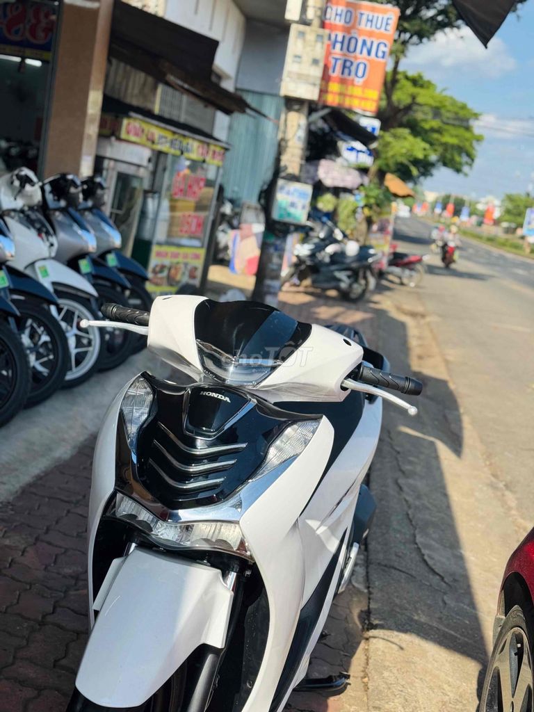Honda SH 125i Trắng Zin êm. Mua bán Xe máy tại Thành phố Buôn Ma Thuột Đắk Lắk được đăng bởi Khánh Ng hình 3