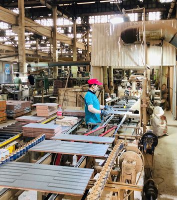 Công nhân vận hành thiết bị và đóng gói