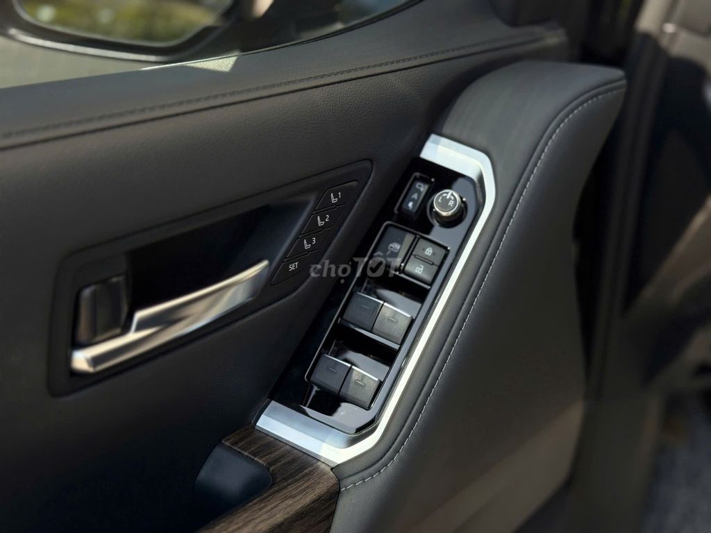 Toyota Land Cruiser 300 VXR V6 2023, Chất Như Mới. Mua bán Ô tô tại Quận Long Biên Hà Nội được đăng bởi Long Biên Cars hình 18
