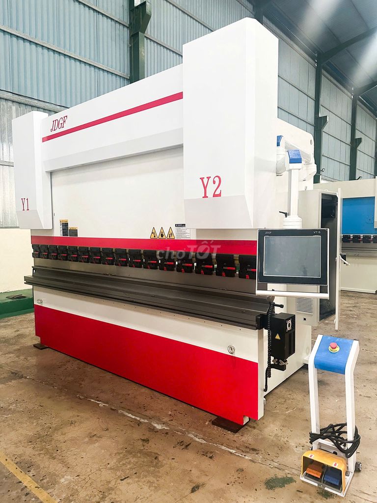 Máy chấn 200 tấn 3m2 CNC Điện Thủy Lực