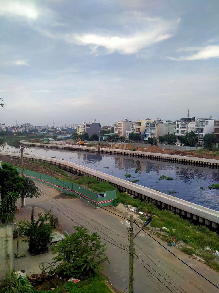 Đất mặt tiền kênh Tham Lương