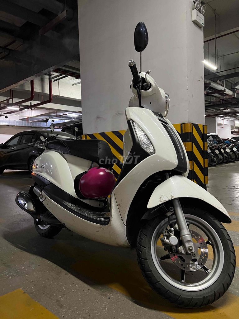 Белый скутер Yamaha Grande