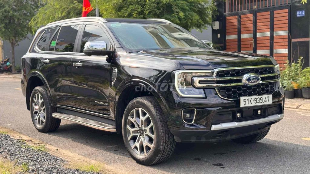 Hãng Ford bán Everest Titanium 2023 nội thất nâu