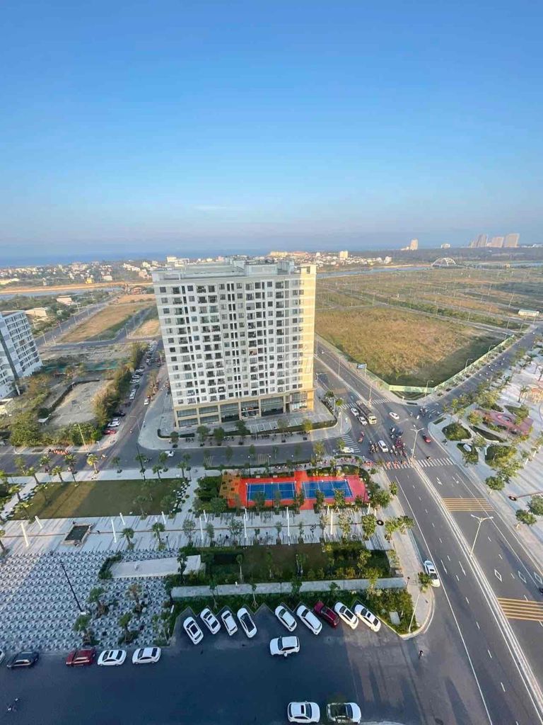 Bán căn hướng đông tầng cao 2pn FPT plaza2 giá 2200