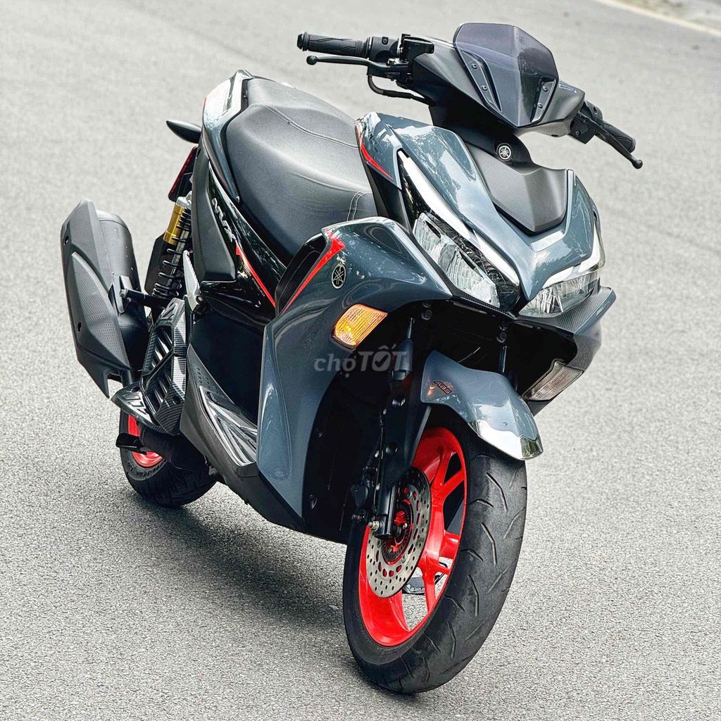 Мотоцикл с прочными стенками - машина NVX V2 серого цвета 2022